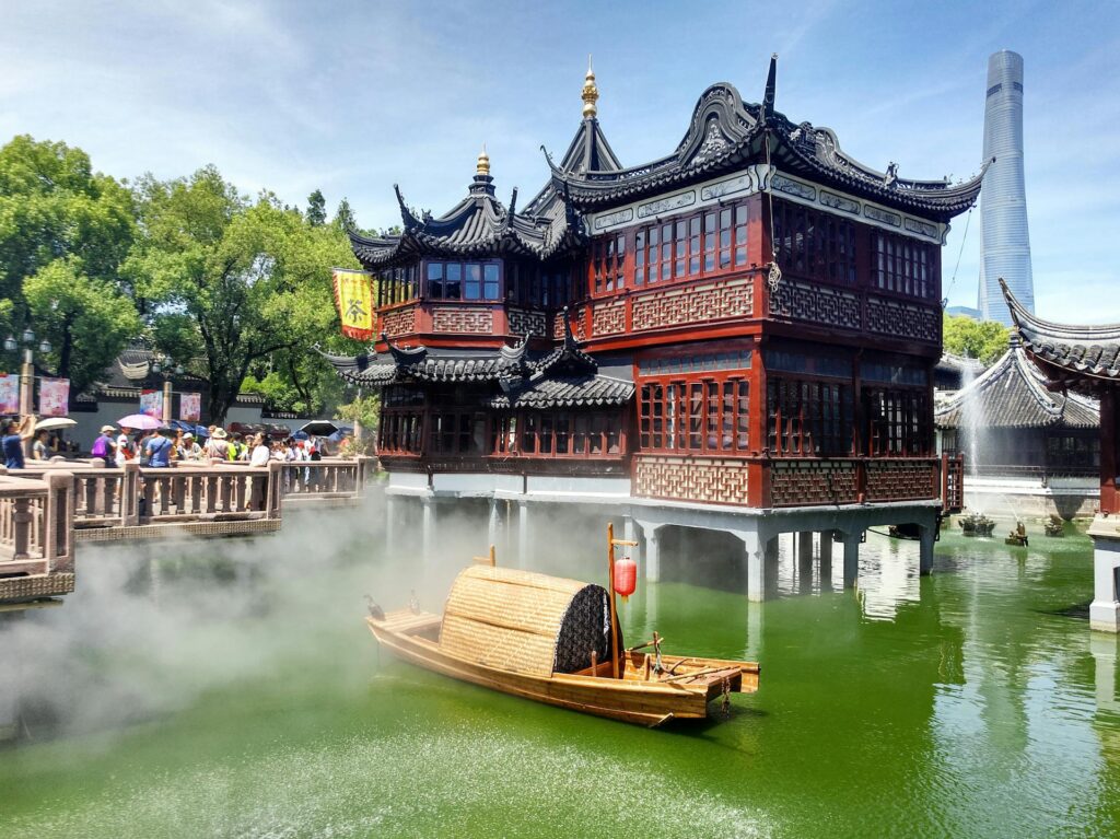 上海にある歴史的な庭園、豫園（よえん）の湖心亭（こしんてい）茶館を捉えた瞬間