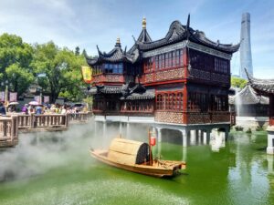 上海にある歴史的な庭園、豫園（よえん）の湖心亭（こしんてい）茶館を捉えた瞬間